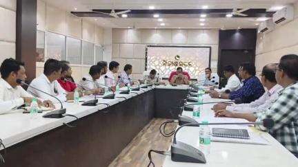 ଦେବଗଡ: ଜିଲ୍ଲାପାଳଙ୍କ କାର୍ଯ୍ୟାଳୟରେ ସଡକ ସୁରକ୍ଷା କମିଟି ବୈଠକ, ବେଆଇନ ମଦ ବିକ୍ରି ପାଇଁ ଅବକାରୀ ବିଭାଗ ଉପରେ ବର୍ଷିଲେ ଜିଲ୍ଲାପାଳ