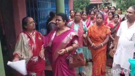 গাইঘাটা: গাইঘাটা এলাকাই বাড়িতে বাড়িতে গিয়ে এলাকার মানুষের সুবিধা অসুবিধা কথা শুনলেন বনগাঁ জেলা তৃণমূলের মহিলা সভানেত্রী