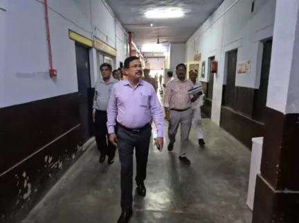 जालौन: जालौन सरकारी अस्पताल का जिलाधिकारी ने किया निरीक्षण, खामियां मिलने पर दिए दिशा निर्देश