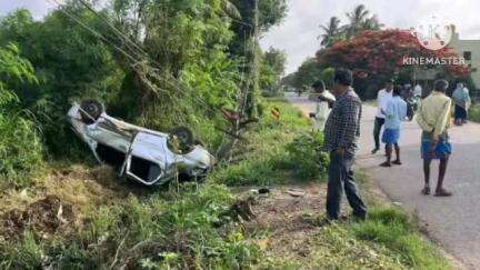 హిందూపురం మండలం బసవనపల్లి వద్ద కారు బోల్తా, డ్రైవర్‌కు గాయాలు, ఆస్పత్రికి తరలింపు