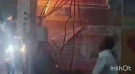 आगरा: कस्बा मलपुरा स्थित यूनियन बैंक के पास विद्युत पोल के तारों में लगी भीषण आग