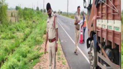 మార్కాపురం: చింతగుంట్ల సమీపంలోని జాతీయ రహదారిపై ఆగి ఉన్న లారీని ద్విచక్ర వాహనం ఢీకొనడంతో ఒక వ్యక్తి అక్కడికక్కడే మృతి