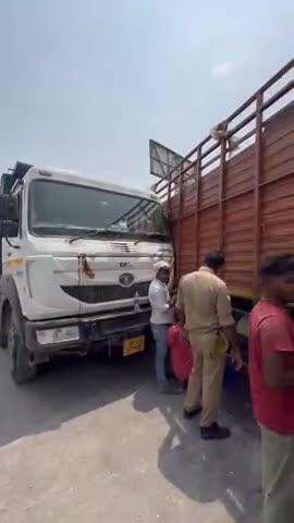 चुनार: फतेपुर टोल प्लाजा के पास पास लेने के चक्कर में दो ट्रकों में हुई भिड़ंत