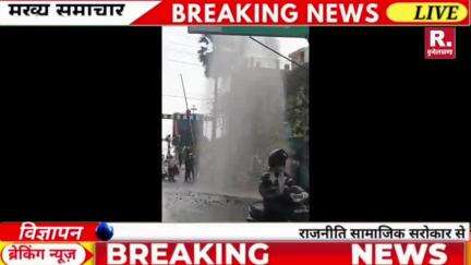 झाँसी में सड़क पर फब्बारा: पाइप लाइन फटी, हजारों लीटर पानी बर्बाद,

रिपोर्ट राशिद पठान 
6394131221