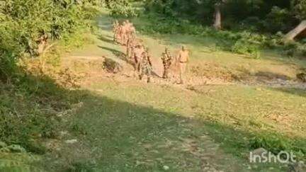 तुलसीपुर: भारत-नेपाल सीमावर्ती क्षेत्र जरवा में पुलिस और सशस्त्र सीमा बल ने जंगलों एवं पहाड़ी रास्तों पर किया पैदल गश्त