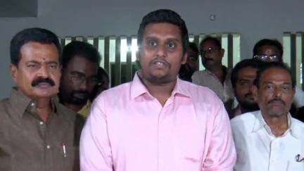 నగరంలోని వీఆర్సీ పాఠశాల ఆధునీకరణ పనులను పరిశీలించిన ఇంఛార్జి కలెక్టర్ కార్తీక్