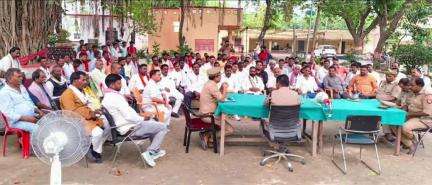 मड़ियाहू: नेवढ़िया में पीस कमेटी की बैठक सफलतापूर्वक संपन्न हुई