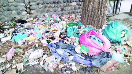 कुल्लू: स्वच्छ भारत मिशन की उड़ रही धज्जियां, कूड़े के ढेर ने बदली कुल्लू के खेल मैदान की तस्वीर #जन समस्या