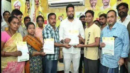 కర్నూలు: సీఎంఆర్ఎఫ్ చెక్కులు పంపిణీ చేసిన మంత్రి టీజీ భరత్