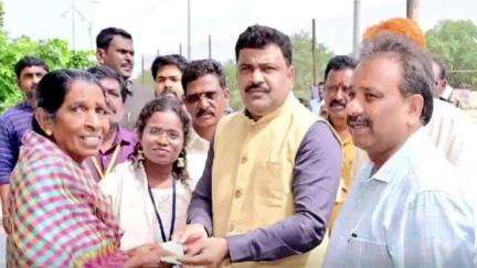 కర్నూలు: దేవనగర్లో పింఛన్లు పంపిణీ చేసిన కర్నూలు జిల్లా కలెక్టర్ పి రంజిత్ భాష