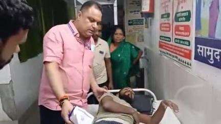 मशरक: अंसारी मोड़ पर बाइक दुर्घटना में घायल व्यक्ति को मशरक के सामुदायिक स्वास्थ्य केंद्र से छपरा के सदर अस्पताल रेफर किया गया