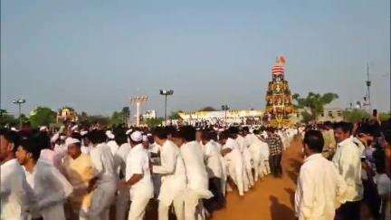 ಬಸವಕಲ್ಯಾಣ: ನಗರದಲ್ಲಿ ಮಹಾತ್ಮ ಬಸವೇಶ್ವರ ದೇವಸ್ಥಾನದ ಜಾತ್ರಾ ಅಮೃತ ಮಹೋತ್ಸವದ ನಿಮಿತ್ತ ಭಕ್ತರ ಜಯಘೋಷಗಳ ಮಧ್ಯೆ ವೈಭವದಿಂದ ಜರುಗಿದ ರಥೋತ್ಸವ