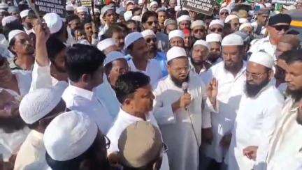 ಚಿಕ್ಕೋಡಿ: ವಕ್ಫ್ ತಿದ್ದುಪಡಿ ಕಾಯ್ದೆ ವಿರೋಧಿಸಿ ಮಜೀದ್ ಎ ಉಮರ್ ದಿಂದ ಚಿಕ್ಕೋಡಿ ಪಟ್ಟಣದಲ್ಲಿ ಬೃಹತ್ ಪ್ರತಿಭಟನೆ