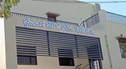 વઢવાણ: સુરેન્દ્રનગર એ ડિવિઝન પોલીસ ટીમે ફિરદો સોસાયટીમાંથી જાહેરમાં તીન પત્તીનો જુગાર રમતા બે શખ્સોને ઝડપી પાડ્યા