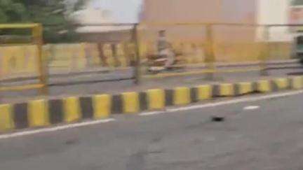 हिसार: हिसार में लक्ष्मी बाई चौक के पास पुल पर तेज रफ्तार कार डिवाइडर से टकरा गई, एयरबैग खुलने से चालक बाल-बाल बचा