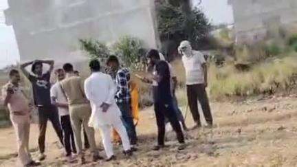 मऊ: इंदरपुर भल्या गांव में अज्ञात कारणों के चलते गेहूं की फसल में लगी आग, फायर विभाग ने आग पर पाया काबू