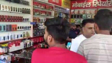 नारनौल: नारनौल में दिनदहाड़े दो बदमाशों ने मोबाइल दुकान के शीशे तोड़े, दोनों युवकों ने नकाब पहने थे, बीते कल धमकी दी थी
