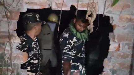 মাটিগাড়া: শিলিগুড়ির ৬ নং ওয়ার্ডের একটি গোডাউনে ভয়াবহ অগ্নিকান্ডের ঘটনায় চাঞ্চল্য, আগুন নিয়ন্ত্রণে আনতে ঘটনাস্থলে এসএসবি জাওয়ানরা