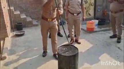 बिधूना: कस्बा के आदर्श नगर में आबकारी टीम ने की छापेमारी, 40 लीटर अवैध कच्ची शराब बरामद, 350 किलोग्राम किया गया नष्ट