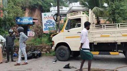 പുനലൂർ: കരവാളൂരിർ ടെമ്പോയും ബൈക്കും കൂട്ടിയിടിച്ച് രണ്ടു പേർക്ക് പരിക്കേറ്റു