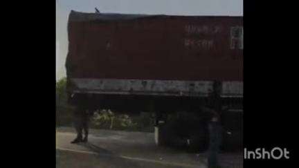 महसी: बहराइच सीतापुर मार्ग पर दो ट्रकों के बीच जोरदार भिड़ंत, हादसे में एक की मौत और एक गंभीर रूप से घायल