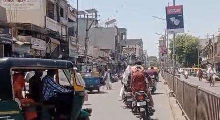 વઢવાણ: મહાનગર પાલિકા દ્વારા ગંદકી કરતા 20 વેપારીઓને જાહેરનામા કચરો ફેંકતા દંડ ફટકારવામાં આવ્યો