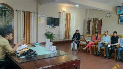 पौड़ी: जिलाधिकारी डॉ. आशीष चौहान ने की सोलर स्ट्रीट और हाईमास्क लाइटों की समीक्षा, अधिकारियों को दिए निर्देश