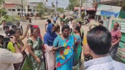 బందరు పోతేపల్లి జూలరీ పార్క్ వద్ద కొత్తగా ఏర్పాటు చేసిన వైన్ షాపును తొలగించాలని డిమాండ్ చేసిన స్థానిక మహిళలు