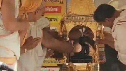 होशंगाबाद नगर: मोरछली चौक के दिगंबर जैन मंदिर में 4 राज्यों से आए रथ में विराजमान भगवान महावीर का अभिषेक, शांतिधारा और पूजन