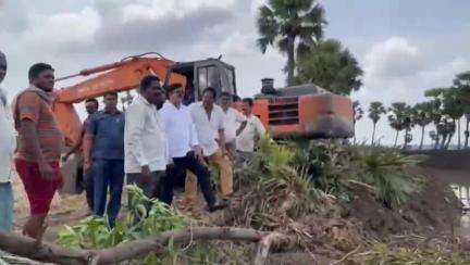 రూ.32 లక్షలతో విన్నకోట మీడియం డ్రైన్ లో జరుగుతున్న పూడికతీత పనులను పరిశీలించిన గుడివాడ MLA వెనిగండ్ల రాము