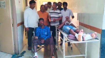 మండపేటలో రోడ్డు ప్రమాదం, ఇద్దరు కూలీలకు తీవ్ర గాయాలు