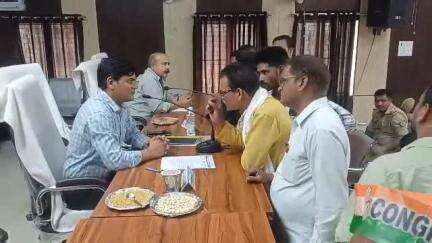 तिलहर: अपना दल एस के कार्यकर्ताओं ने संपूर्ण समाधान दिवस में गायों को गौशाला भिजवाने की मांग को लेकर दिया ज्ञापन