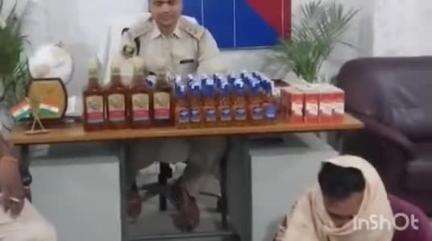 पटोरी: पटोरी उत्पाद थाने की पुलिस ने भौआ गांव से 17.130 लीटर शराब के साथ एक शराब कारोबारी को गिरफ्तार किया, उसे न्यायालय भेजा गया।