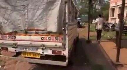 ଚମ୍ପୁଆ: ଫୁଲଝର ନିକଟରୁ ଗୋରୁ ବୋଝେଇ ପିକଅପ ଧରି ଯୋଡା ଥାନାକୁ ଆଣିଲେ ଗୋସେବକ