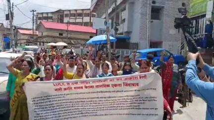 पौड़ी: LUCC घोटाले के खिलाफ पौड़ी में एजेंट व निवेशकों ने किया प्रदर्शन