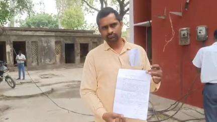 तिलहर: कमलापुर गांव के किसान ने एक व्यक्ति पर चकमार्ग पर कब्जा करने और मिट्टी बेचने का आरोप लगाया, SDM को दिया प्रार्थना पत्र