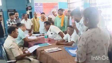 परसा: परसा थाना परिसर में लगाया गया साप्ताहिक जनता दरबार