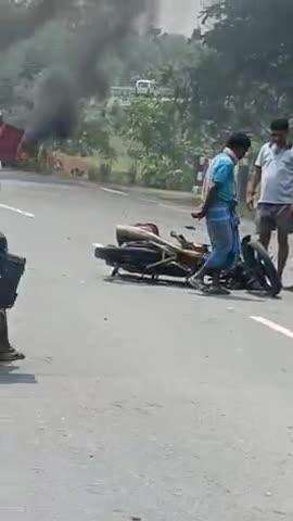 अगर साथ रोड में दुर्घटना हुई है एक्सीडेंट हो गया जबरदस्त मोटरसाइकिल का आगे का हिस्सा जो टायर है वह फट गया ब्लास्ट हो गया