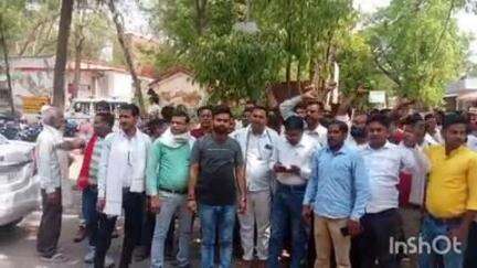 अमेठी: अपनी मांगों को लेकर मध्यांचल विद्युत खंड अमेठी डिविजन के विद्युत संविदा कर्मचारियों ने #प्रदर्शन कर दिया ज्ञापन