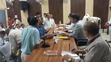 तिलहर: ब्लॉक सभागार में उप जिलाधिकारी की अध्यक्षता में संपूर्ण समाधान दिवस का आयोजन, फरियादियों की समस्याएं सुनी गईं