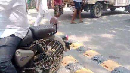 হবিবপুর: যানবাহনের গতিনিয়ন্ত্রণ এবং দুর্ঘটনা এড়াতে বুলবুলচন্ডী পুরাতন বাসস্টান্ডে স্পিড ব্রেকার বসালো ট্রাফিক পুলিশ