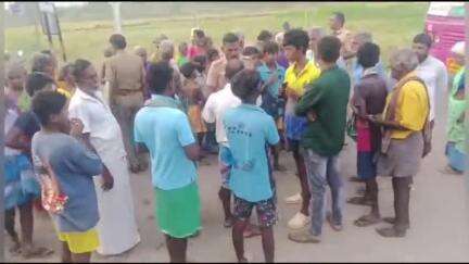 மணப்பாறை: மணப்பாறை அருகே தார் சாலை அமைத்து தரக்கோரி கிராம மக்கள் சாலை மறியல்