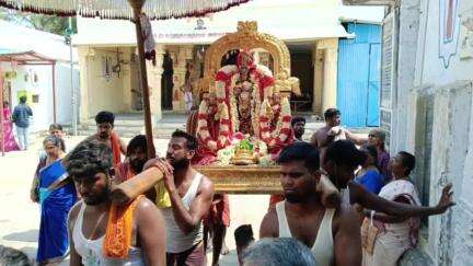 காஞ்சிபுரம்: ரங்கசாமி குளம் அருகே உள்ள எதார்த்த காரிய பெருமாள் கோவிலில் சிறப்பு அபிஷேக ஆராதனை நடைபெற்றது
