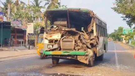 నరసాపురం: సీతారామపురంలో 216 జాతీయ రహదారిపై ప్రమాదానికి గురైన ఆర్టీసీ బస్సు