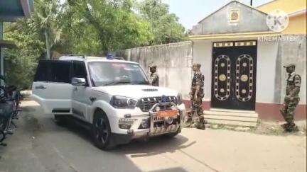 আরামবাগ: মাধ্যমিকে রাজ্যে নবম স্থান অধিকারীকে বাড়িতে গিয়ে সম্বর্ধনা জানালেন আরামবাগ SDPO ও গোঘাট থানার OC