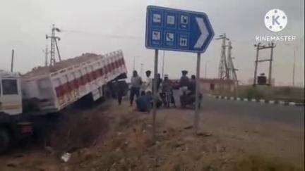 आसीन्द: ब्यावर-भीलवाड़ा NH-158 पर मिट्टी से भरा ट्रेलर खाई में गिरा, चालक ने कूदकर बचाई जान