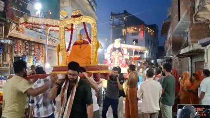 पुष्कर: पुष्कर में भगवान रंगनाथ के साथ निकली सवारी, रामानुजाचार्य की उल्टे पांव चलती सवारी का लोगों ने किया स्वागत
