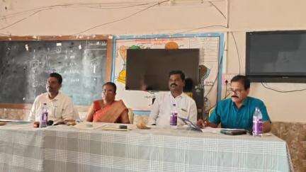 రాయదుర్గం: పట్టణంలోని ఎంపీడీఓ కార్యాలయంలో జరిగిన మండల పరిషత్ సర్వసభ్య సమావేశంలో సమస్యలపై ఏకరువుపెట్టిన సభ్యులు
