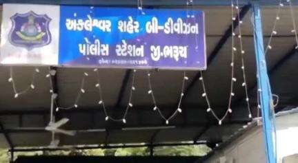 અંકલેશ્વર: અંકલેશ્વરની રાજપીપળા ચોકડીથી ભરૂચ તરફના સર્વિસ રોડ ઉપર પડી ગયેલા મોબાઈલ ફોનની ચોરી કરી બાઈક સવાર ફરાર થઈ ગયો હતો.