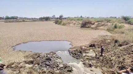 વાલિયા: વાલિયા ગામના કમળા માતાજીના તળાવમાં પથરાયેલ જંગલી વેલને દૂર કરવા માટે પાળો તોડી પાણી બહાર કાઢવામાં આવ્યું